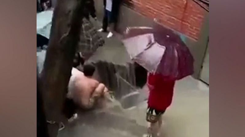 Zoufalá snaha o záchranu, tři muži skončili při záplavách v Číně v kanále